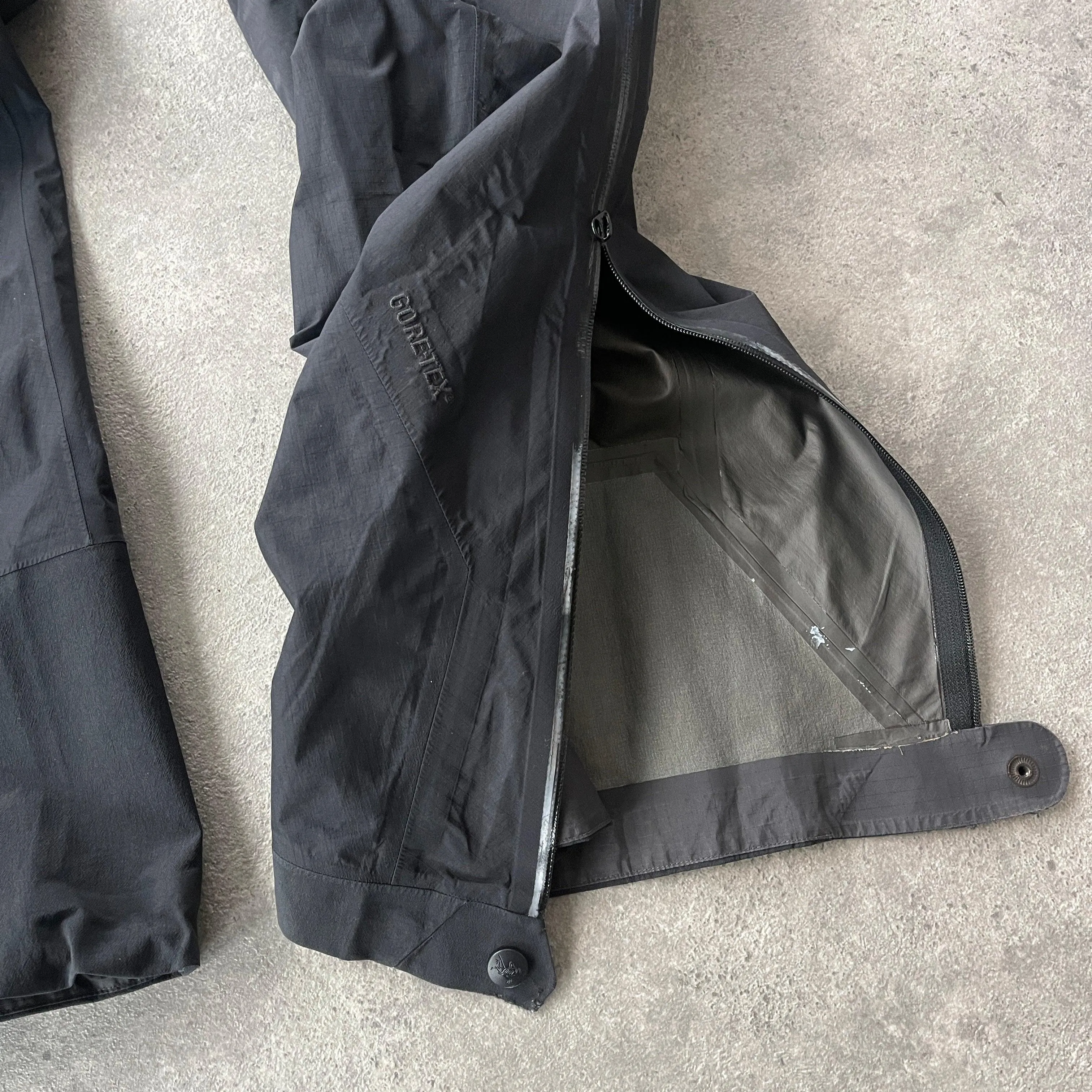 Arc’teryx 2000s goretex technical lightweight trousers (S)