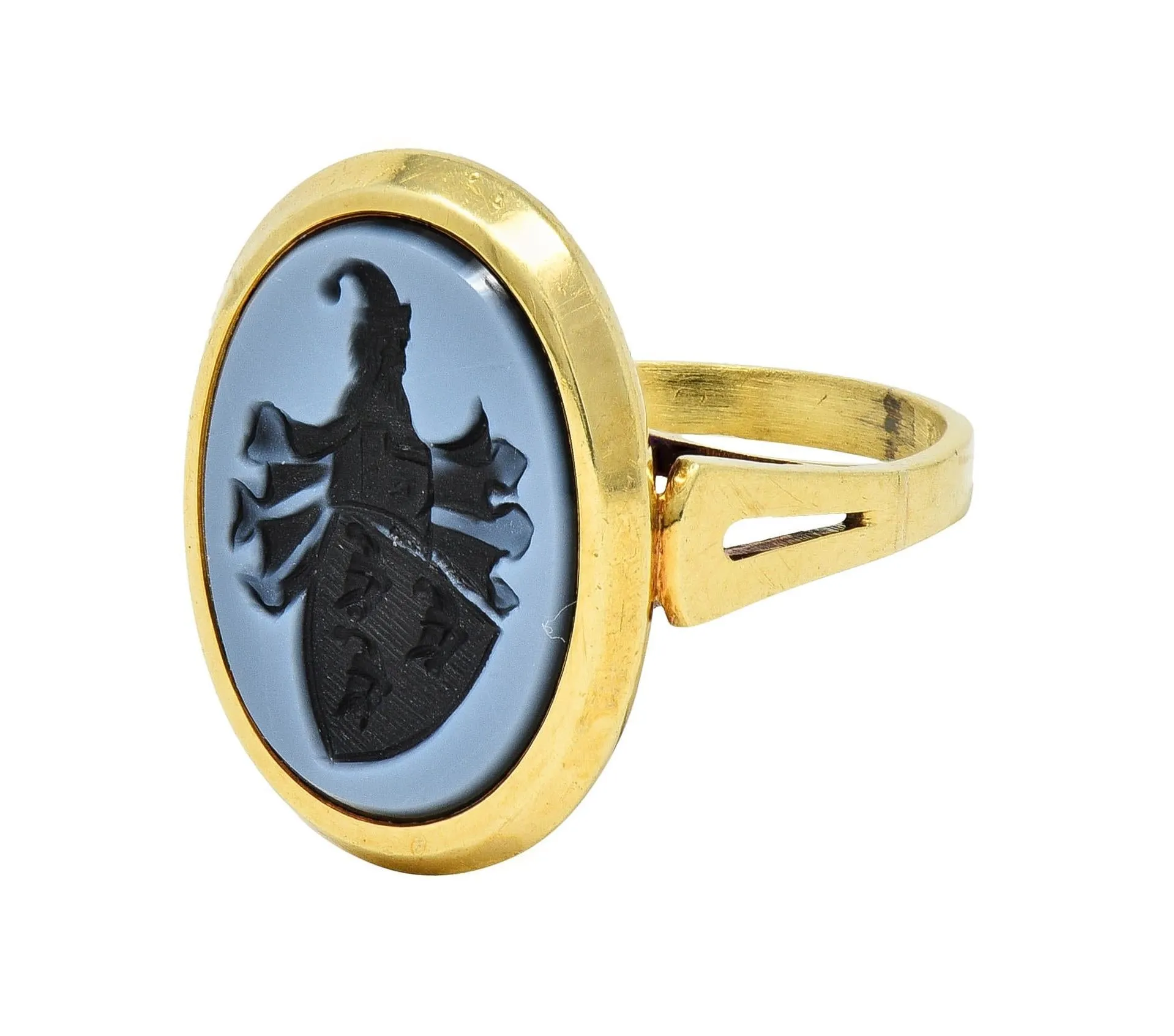 Victorian Carved Agate 14 Karat Yellow Gold Antique Heraldic Intaglio Unisex Signet Ring