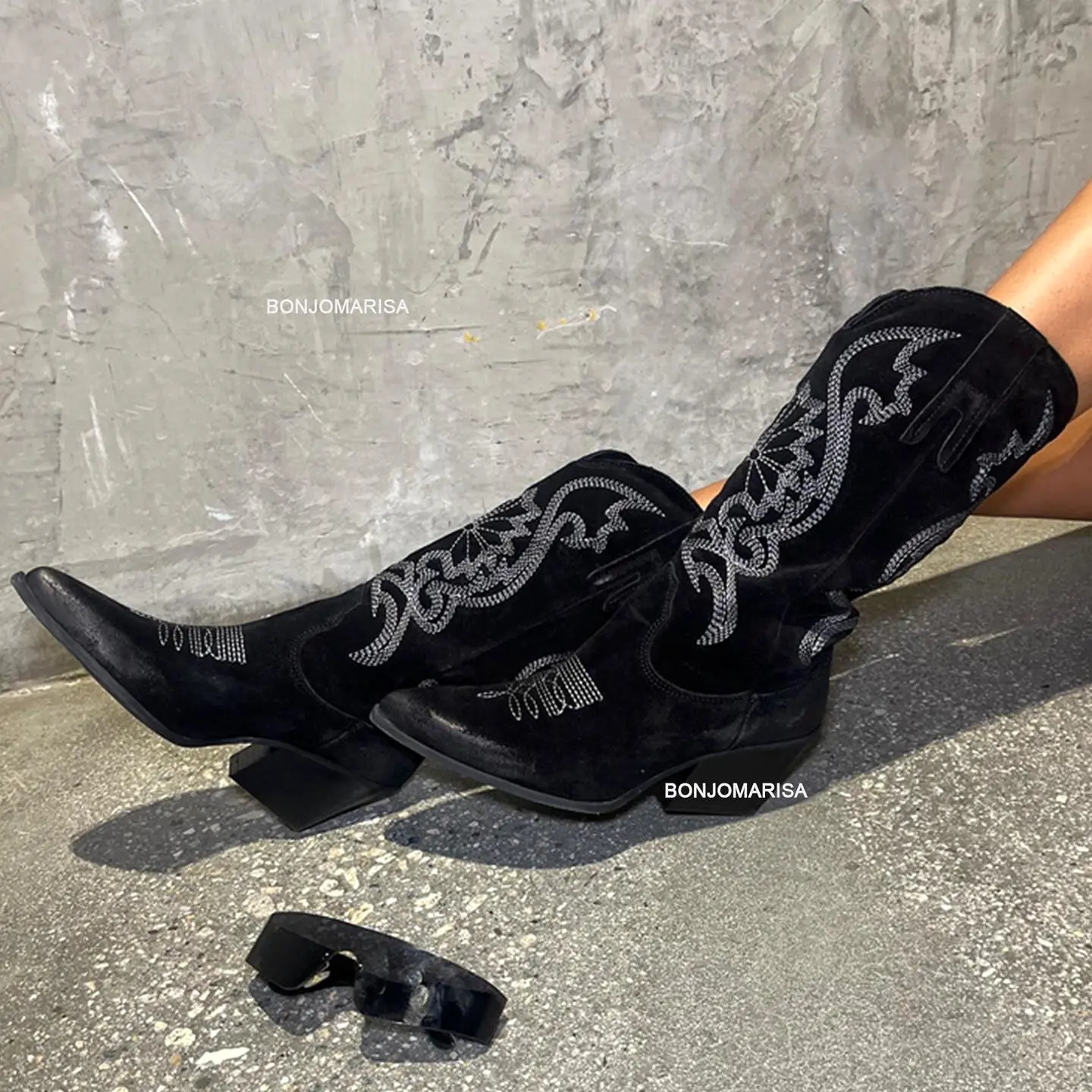 Women's Western Boots Embroidery Design Cowboy Cowgirls Boots Flock Fashion Pointed Toe Slip On Autumn Street Style Shoes Brand